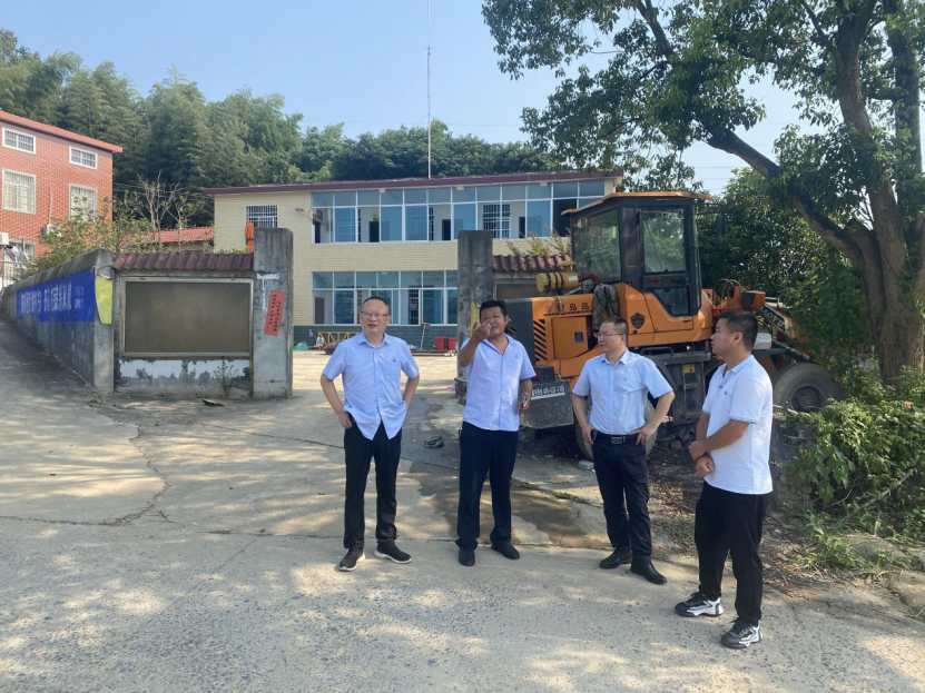8月3日，卢曲波到云溪基隆村对管网提质改造工作进行现场调研.png